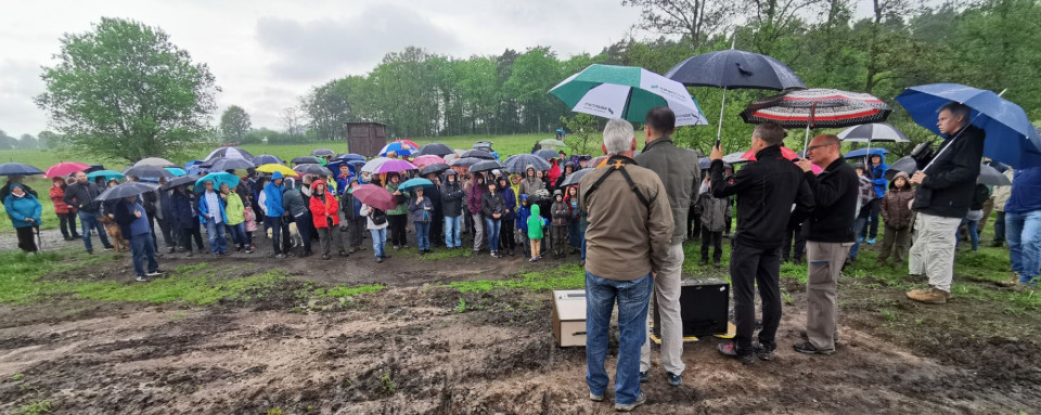Über 200 Teilnehmer trotzen dem Wetter und lauschen vor Ort den Erläuterungen zum Kranichwoog (Junker/frei) Über 200 Teilnehmer trotzen dem Wetter und lauschen vor Ort den Erläuterungen zum Kranichwoog (Junker/frei)